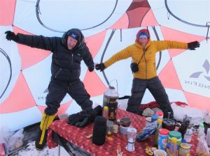 scott-and-newal-holding-our-dinning-tent-in-the-high-winds